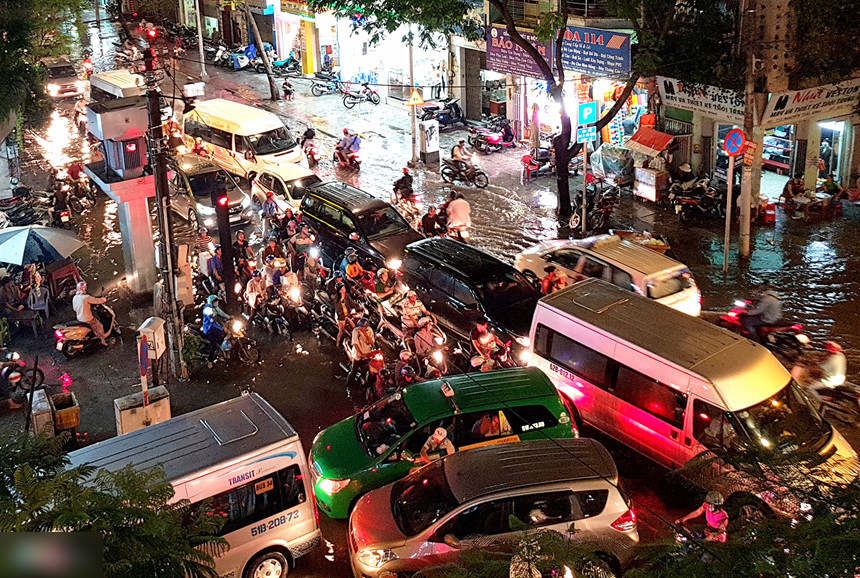 Xe cộ chết máy, ngã nhào khi triều cường gây ngập trung tâm Sài Gòn